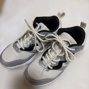 새상품급 DESCENTE 메쉬 스니커즈 23.5cm