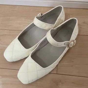 RANDA 화이트 퀼팅 멜리 제인 플랫슈즈
