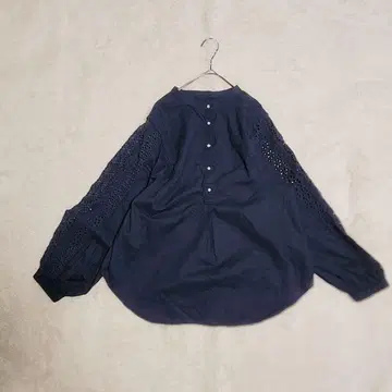 나노 유니버스 컷워크 블라우스 펄 단추 네이비