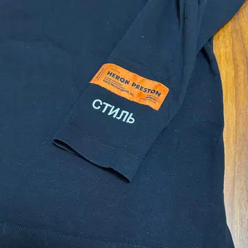 HERON PRESTON 헤론 프레스톤 롱 T 블랙 로고 자수 긴팔