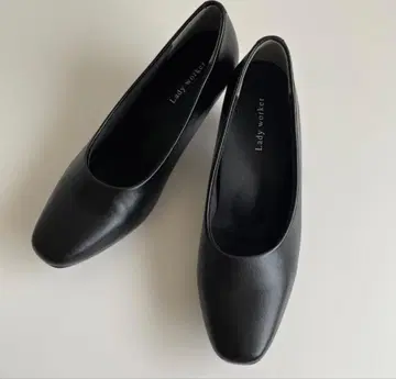 레이디 워커 블랙 펌프스 중간 힐