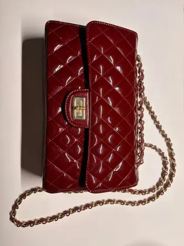 퀼팅 숄더백 와인 레드 에나멜 조 iPadmini 수납 가능