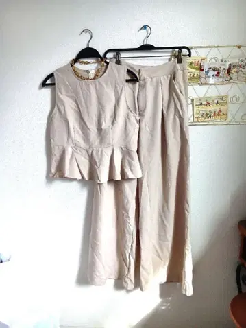 미사용 새상품 SHEIN 베이지 페플럼 상의 와이드 팬츠 셋업