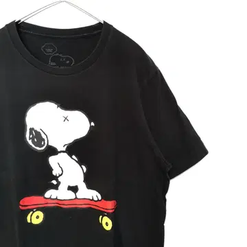레어 KAWS PEANUTS 콜라보 스누피 스케이트보드 T셔츠 유니클로