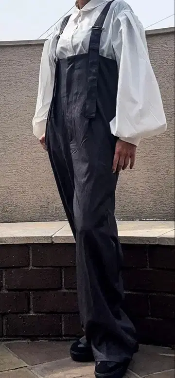 멜빵바지와 흰 셔츠 코디