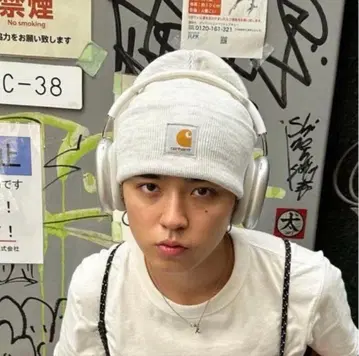 Carhartt 라이트 그레이 니트 모자 카츠키 군 착용