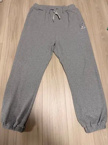 크로노스 CRONOS 그레이 스웨트 팬츠 프린트 포함