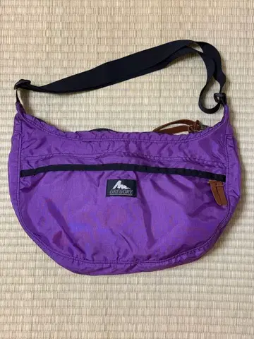 그레고리 구형 로고 숄더백 퍼플