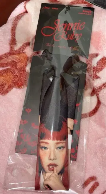 제니 MINISO 팝업 중국 한정판 콜라보 넥타이