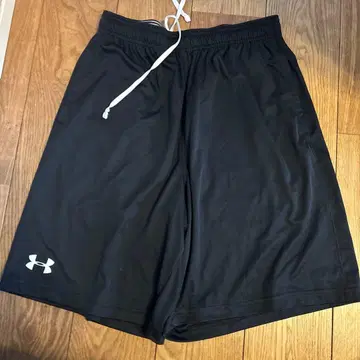 언더아머 블랙 숏팬츠 MD