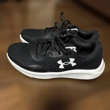 언더 아머 블랙 스니커즈