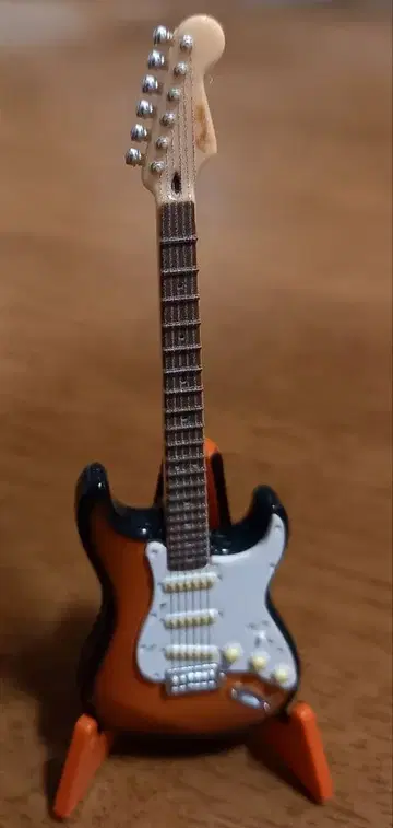 새상품 개봉 완료 가샤폰 펜더 스트라토캐스터 (선버스트)