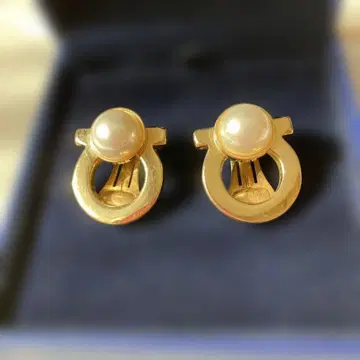 페라가모 간치니 펄 골드 클립형 귀찌