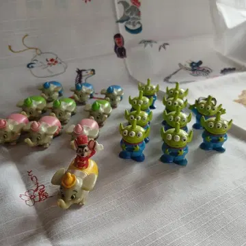 디즈니 덤보와 에이리언 피규어 세트 20개