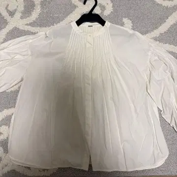 밀라 요보비치 플리츠 화이트 셔츠