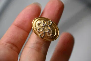 새상품급 NINA RICCI 골드 컬러 꽃 무늬 오벌 귀찌