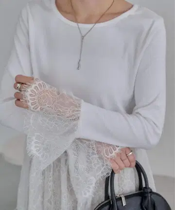 새상품 택 레이스 롱T 트렌드감 있는 레이어드 스타일 (카프리슈 마쥬)