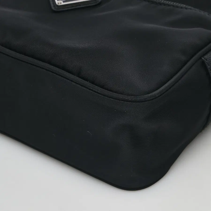 普拉达 Saffiano & Re-Nylon 单肩包 黑色