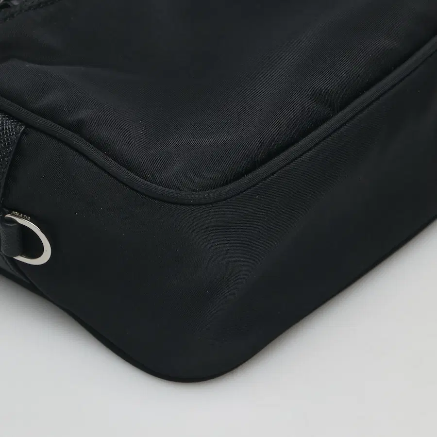 普拉达 Saffiano & Re-Nylon 单肩包 黑色