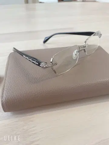 꽃 디자인의 직사각형 안경