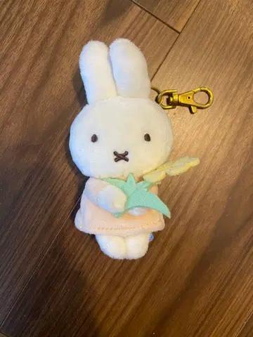 미피 제비꽃을 든 키링