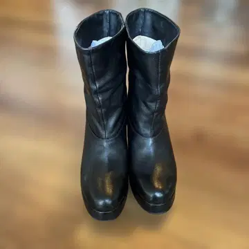 이나바 요시에 플랫 부츠