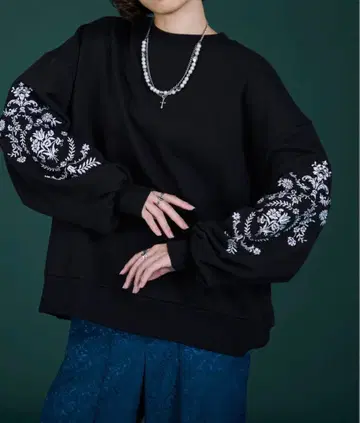 엘르 로제트 헤비 웨이트 플라워 자수 맨투맨