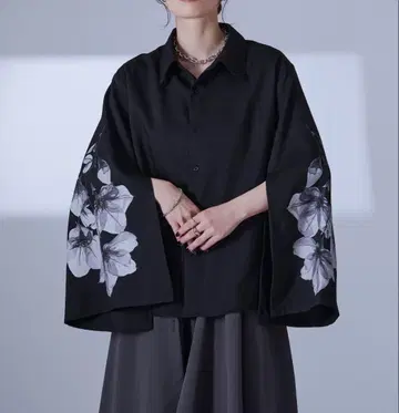 엘르 로제트 2way 암 슬릿 플라워 pt 셔츠