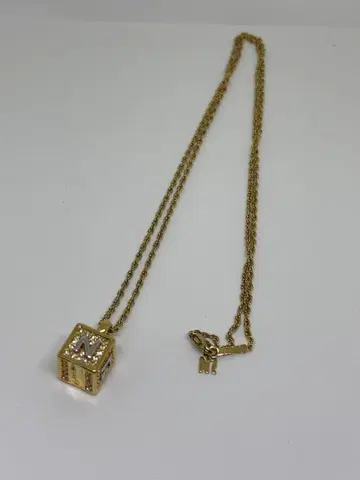 골드 컬러 블록형 펜던트 N R 니나리치 큐브 목걸이
