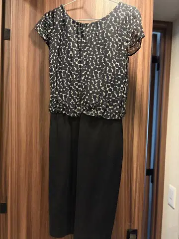 시네카논 블랙 앤 화이트 패턴 반팔 원피스