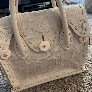 화이트 가죽 엠보싱 핸드백