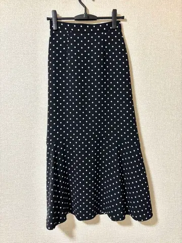 그린 라벨 블랙 도트 무늬 플레어 스커트