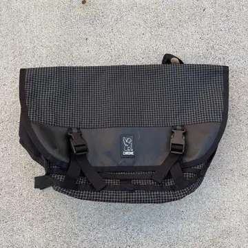 CHROME 블랙 메신저 백