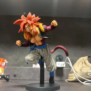 슈퍼 사이어인 4 오지터 피규어