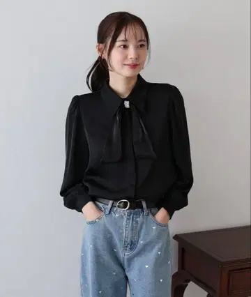 BLUE EAST 펄 모티브 리본 블라우스