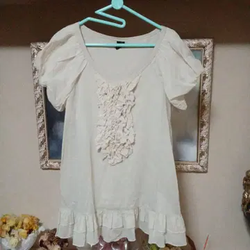 프릴 달린 크림색 반팔 상의