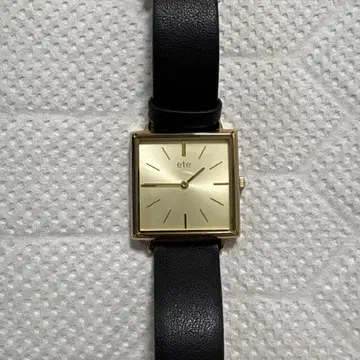 ete 스퀘어 골드 블랙 가죽 스트랩 손목시계