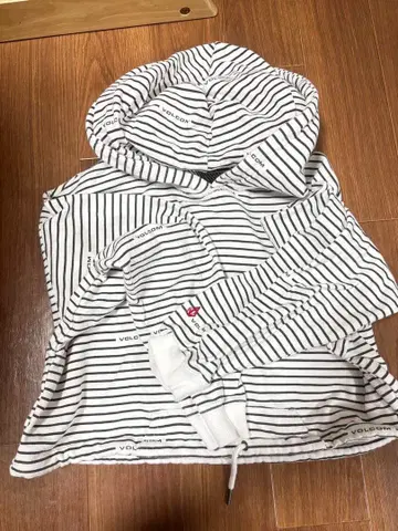 VOLCOM 화이트 스트라이프 후드 부착 트레이닝복 숏 기장 크롭탑
