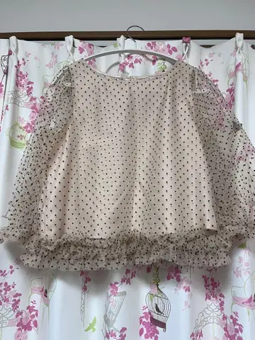 도트 무늬 프릴 소매 블라우스 univerval muse