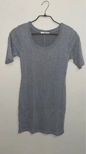 SLY 그레이와 화이트 스트라이프 반팔 니트 원피스