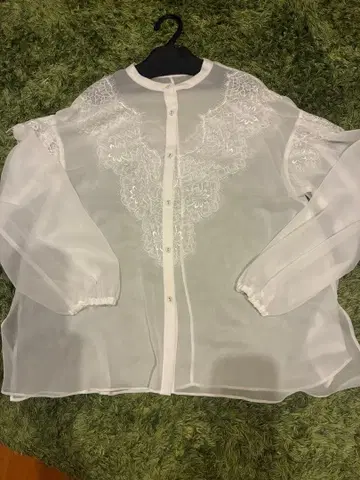 화이트 쉬폰 자수 긴팔 블라우스