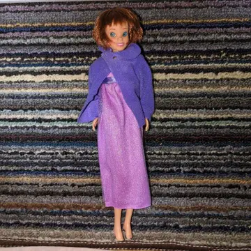 보라색 드레스와 코트 바비 인형 본체