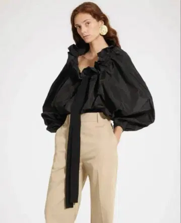 PATOU 블랙 프릴 블라우스