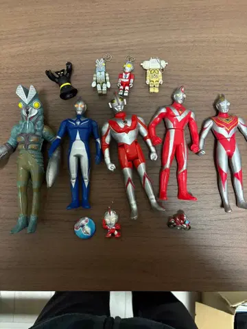 울트라맨 피규어 세트 6체와 부속품