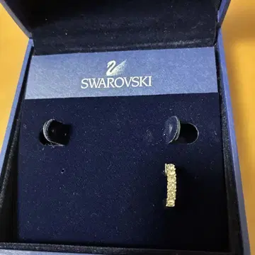 SWAROVSKI 후프 한쪽 귀걸이 보증서 포함