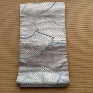 광택 있는 부채꼴 자수 무늬의 후쿠로 오비