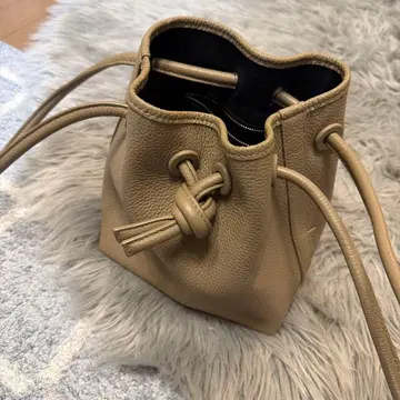 베이지 가죽 복조리형 핸드백