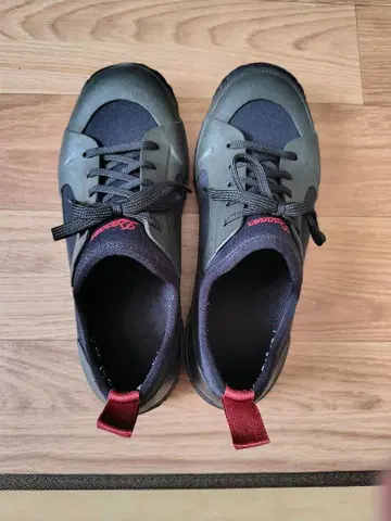 대너 로우컷 스니커즈 그레이/블랙