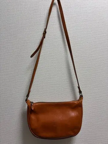 일비종떼 초승달 가죽 숄더백 브라운