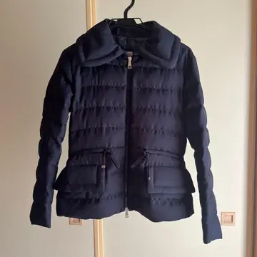 새상품급 MONCLER 네이비 숏 기장 카라 부착 다운 자켓